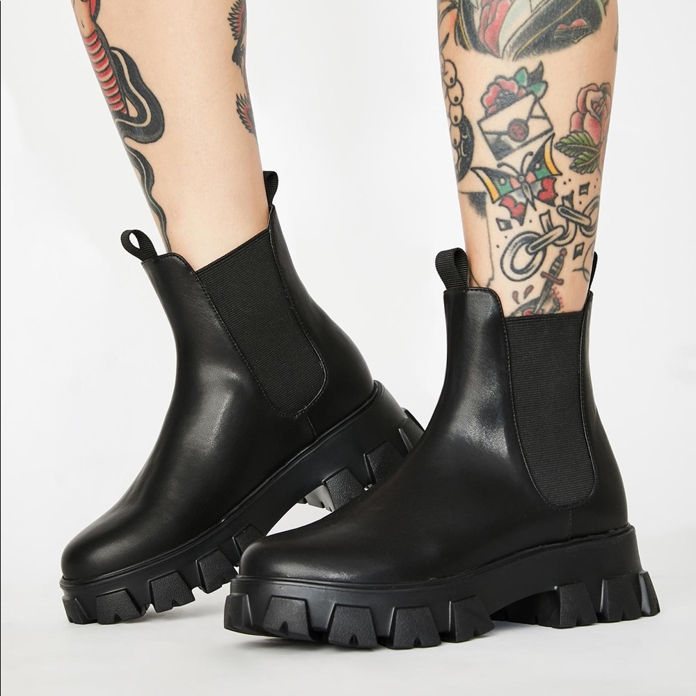 Poster Grl Peep My Profile Chelsea Boots